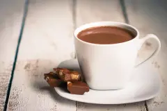 Hei&szlig;e Schokolade mit Zimt und Batida de Coco
