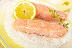 Gefrorenes Lachsfilet im Backofen zubereiten