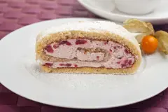Biskuitrolle mit Erdbeer-Sahne
