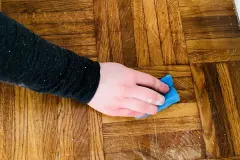 Wachsflecken auf dem Parkett