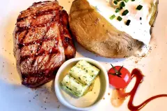 Grillsteaks einlegen im Gefrierschrank