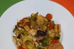 Bami mit ganz viel Gem&uuml;se und Erdnusssauce