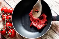 Besseres Aroma: Tomatenmark anr&ouml;sten