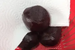 Einfache Art, gekochte Rote-Bete-Knollen zu sch&auml;len