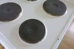 Herdplatten wieder schwarz bekommen