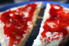 Erdbeermarmelade bleibt sch&ouml;n rot