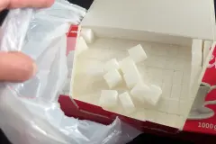 W&uuml;rfelzucker umf&uuml;llen