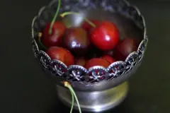 Kirschen entkernen mit der Spitze vom Kartoffelsch&auml;ler