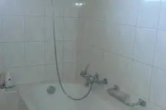 Waschbecken und Badewanne mit Waschpulver reinigen