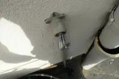 Abgebrochener Wasserhahn (oder Gussrohr) aus Gewinde herausdrehen