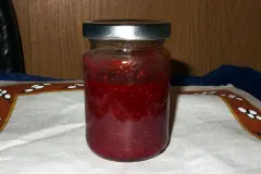 Marmelade praktisch einf&uuml;llen mit Waschlappen