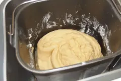Hefeteig im Brotbackautomat zubereiten