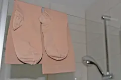 Duschen mit Kompressionsstr&uuml;mpfen