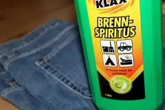 Baumharz mit Spiritus aus Kleidung