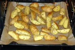 Gebackene K&uuml;mmelkartoffeln mit Chiliquark & Bohnensalat