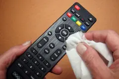 Fernbedienungen und Telefon in Hotelzimmer desinfizieren