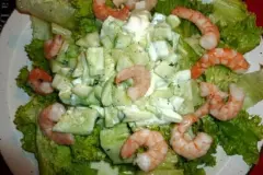 Gurkensalat in Sahneso&szlig;e mit Shrimps