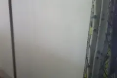 Klorix gegen Rotwein an verputzter wei&szlig;er Wand