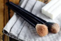 Mit Kernseife Make-up Pinsel s&auml;ubern