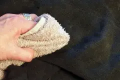 Waschmittelr&uuml;ckst&auml;nde auf dunkler W&auml;sche