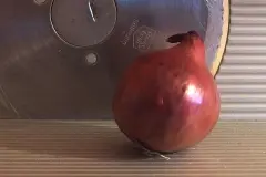 Zwiebeln mit Brotschneidemaschine schneiden