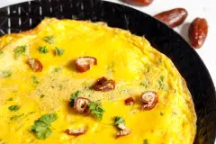 R&uuml;hrei mit Datteln zum Fr&uuml;hst&uuml;ck