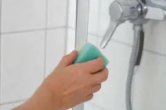Kalk entfernen auf glatten Kunststoff- und Glasfl&auml;chen