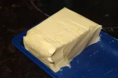 &Ouml;l- und Fettflecke mit Butter aus Kleidung entfernen