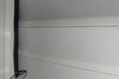 Klappernder Rolladen nachts bei Sturm