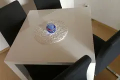 Einen quadratischen (Ess-) Tisch platzsparend stellen
