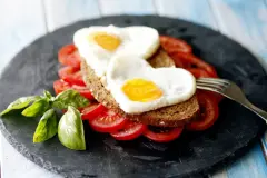 Gesunder Fr&uuml;hst&uuml;cksteller mit Spiegeleier in Herzfrom