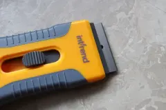 Farbspritzer vom Renovieren auf Parkett, Fliesen, etc.