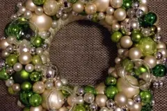 Dekokranz mit Christbaumkugeln