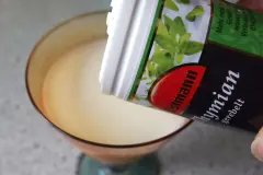 Hustenmittel - hei&szlig;e Milch mit Thymian und Honig