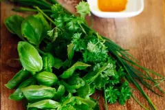 Typische Kr&auml;uter und Gew&uuml;rze in der K&uuml;che