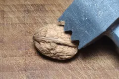 Waln&uuml;sse mit Fleischklopfer "knacken"