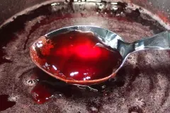 Fruchtgelee aus Saft und Gelatine