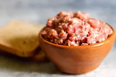 Toastbrot oder Br&ouml;tchen leichter unter Hackfleisch mischen