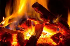 Heizen mit Holz im Kaminofen - so geht's