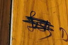 Filzstift oder Acrylfarbe entfernen