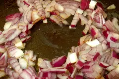 Zwiebeln schneller anbraten