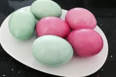 Ostereier mit Lebensmittelfarben f&auml;rben