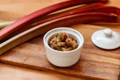 Rhabarber Chutney mit Zwiebel und Apfel