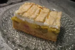 Rhabarber-Blechkuchen mit Guss und Baiser