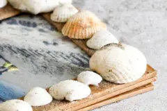 Sandbild: Muscheln auf Papier/Karton befestigen