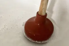 Abfluss der Dusche reinigen - einfach mit Klosauger/P&uuml;mpel