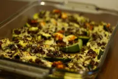 Zucchini gef&uuml;llt mit Gem&uuml;se und Quinoa - vegetarisch