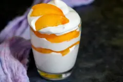 Nektarinen-Schichtcreme mit Amaretto
