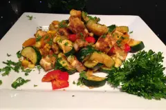 Vegane Gem&uuml;sepfanne mit knusprig gebratenem Tofu