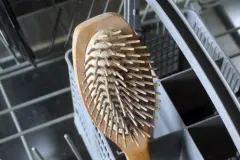 Haarb&uuml;rsten und K&auml;mme reinigen in der Sp&uuml;lmaschine